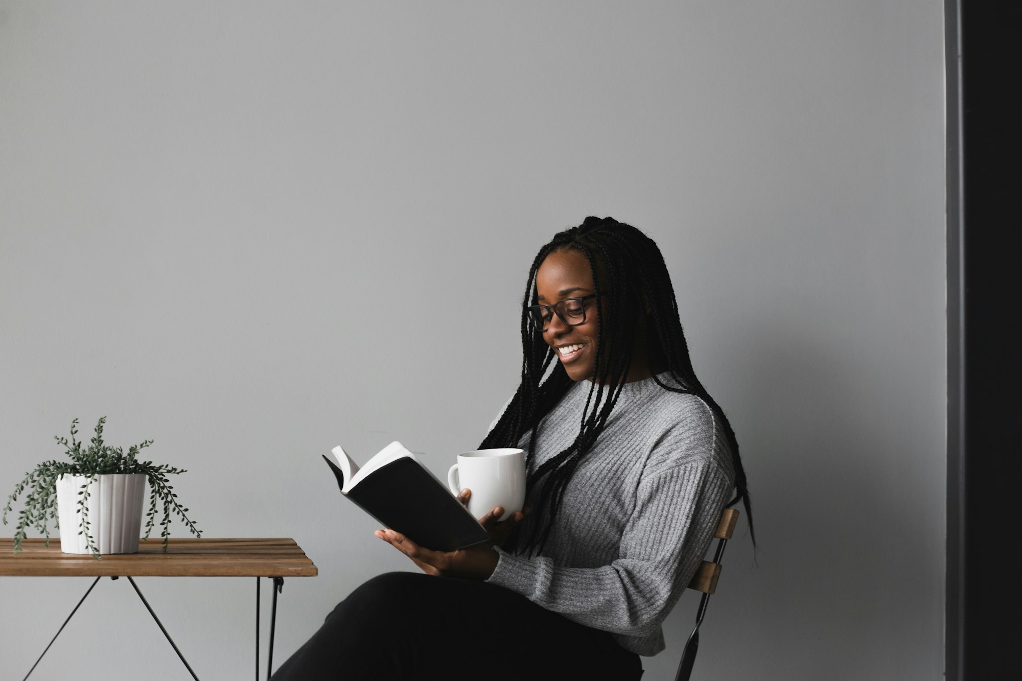 Étudiante souriante lisant un livre