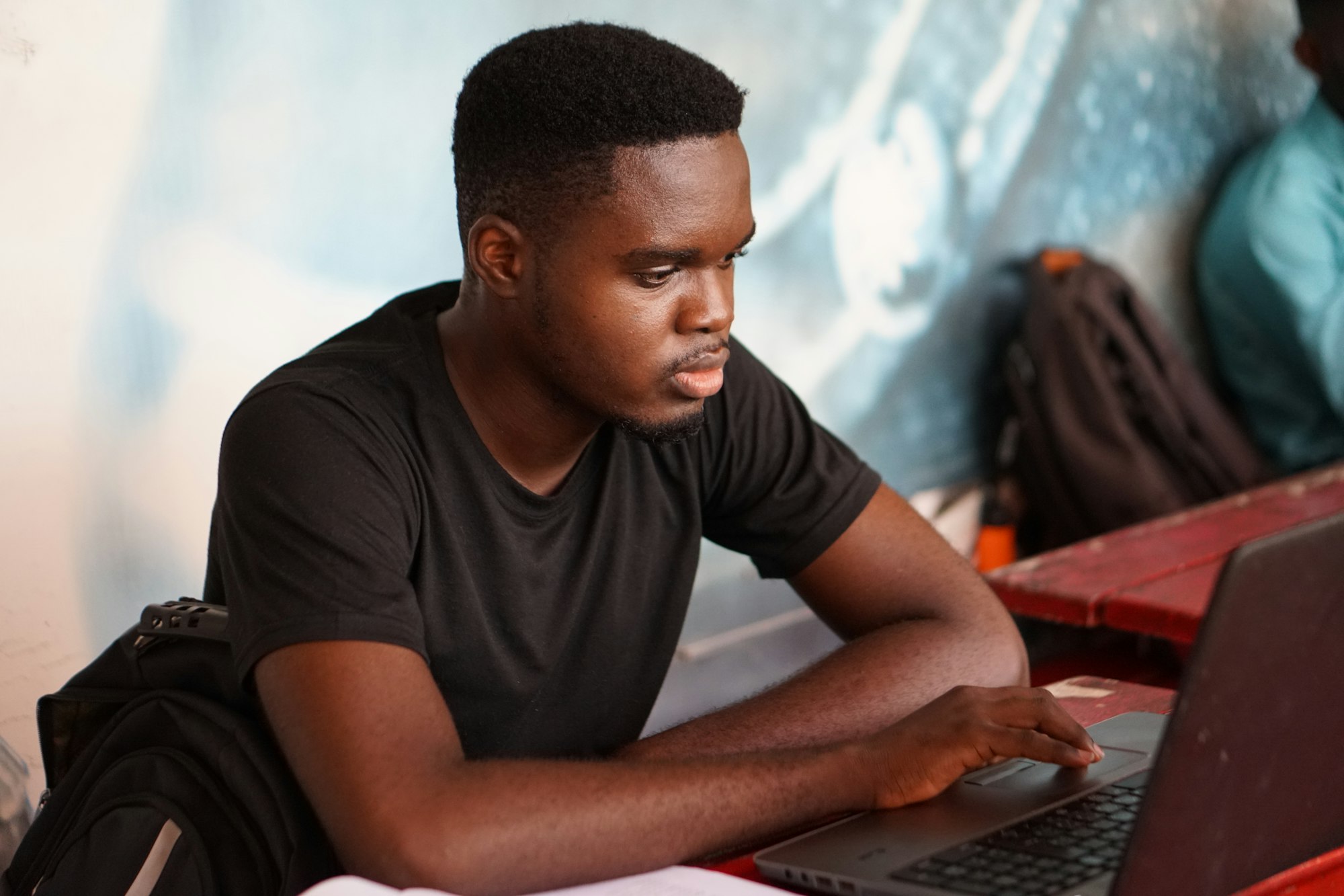 Étudiant travaillant sur un ordinateur portable
